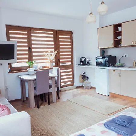 Daire Spacious Stylish With Large Terrace And Amazing View, 5 Min To Gondola & Bar Str